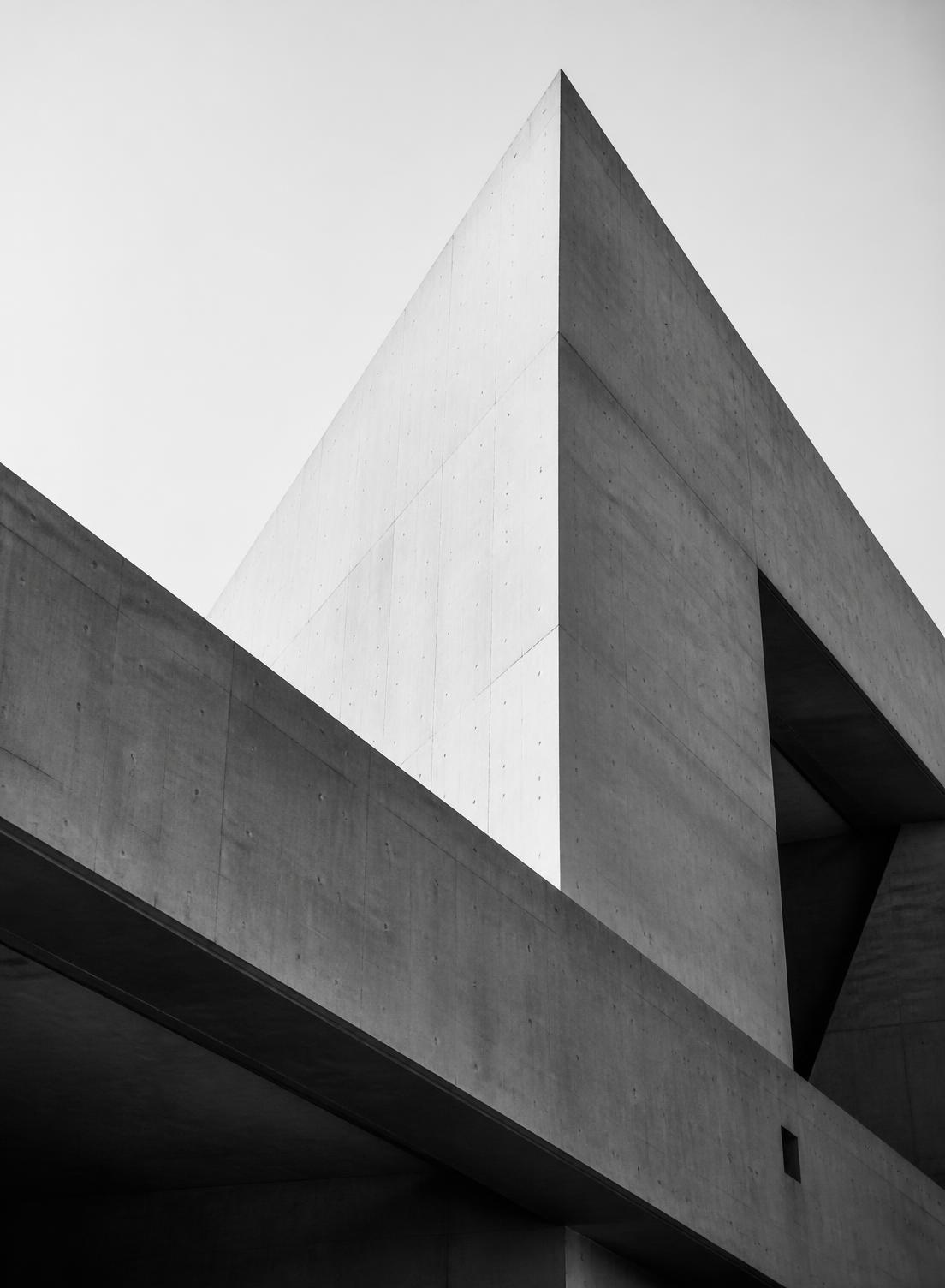 Monolithische betonarchitectuur in zwart-wit